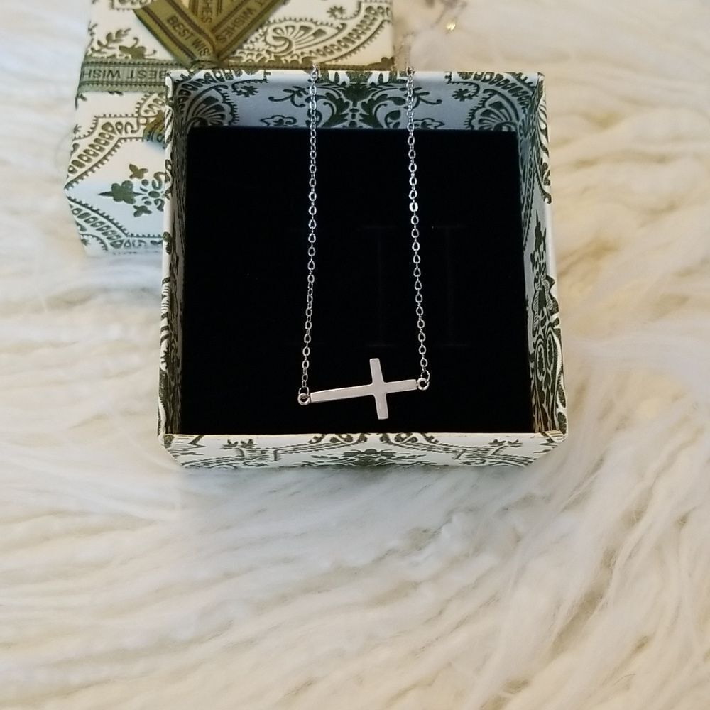❤ Silver tone cross necklace